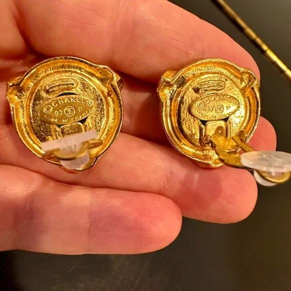 CHANEL 90’s VINTAGE RETRO ICONIC COUTURE LUXURY AUTHENTIC RUNWAY RARE EARRINGS - Picture 16 of 17